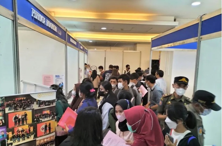 西雅加达Season City购物中心招聘会挤满求职者