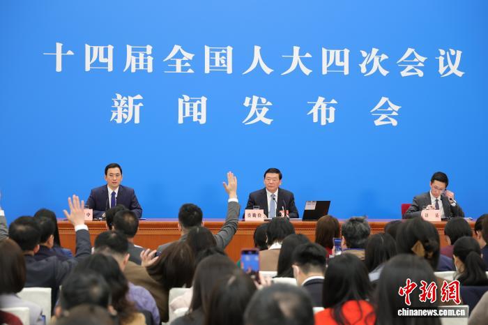 （全国两会）中国人形机器人加速奔跑，照见“充满无限可能的未来”