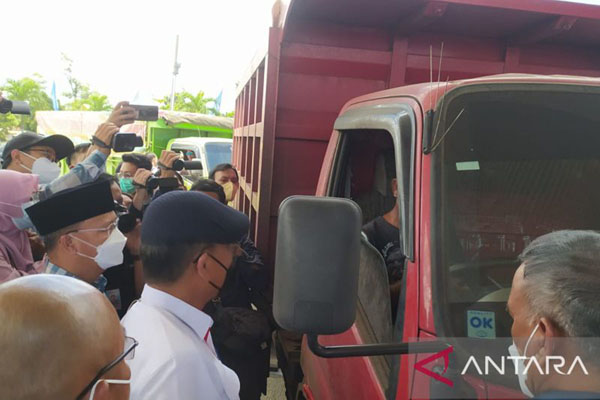 能源与矿物资源部长发现  矿业运输车使用补贴柴油