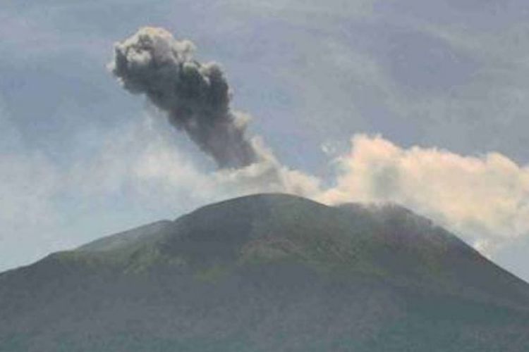 印尼东努省伊里莱沃托洛科火山喷发 浓烟高达1000米